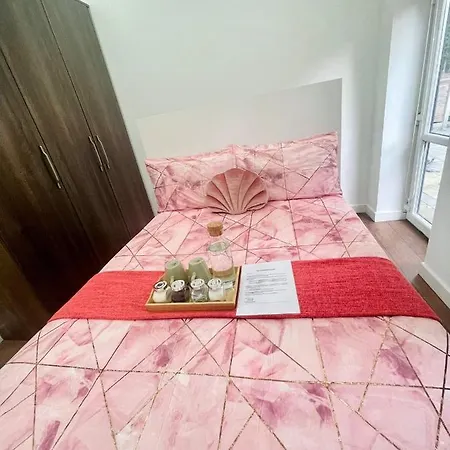 Beautiful And Spacious Apartment: 3 Beds & 2 Bath - Newly Renovated ,open-plan Kitchen/living 아파트 맨체스터