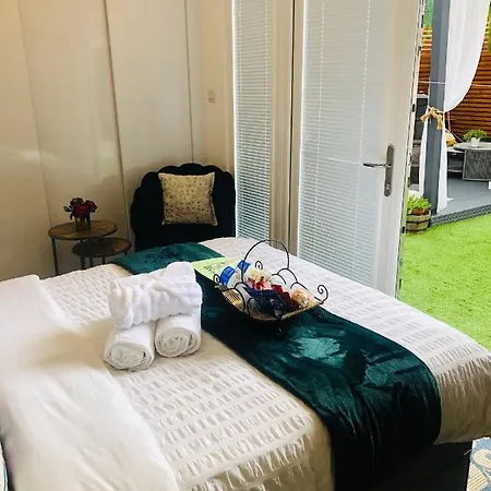 Meezee Pearl Double Bed With Free Parking Guest house