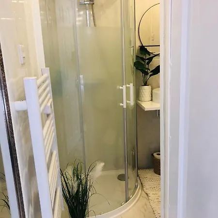 Meezee Pearl Double Bed With Free Parking * Manchester
