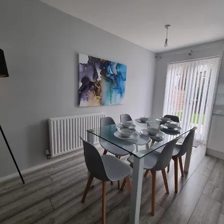 Holiday home Beautiful 4 Bed Home, Sleeps 6, Driveway Parking, With Sky & Bt Sports