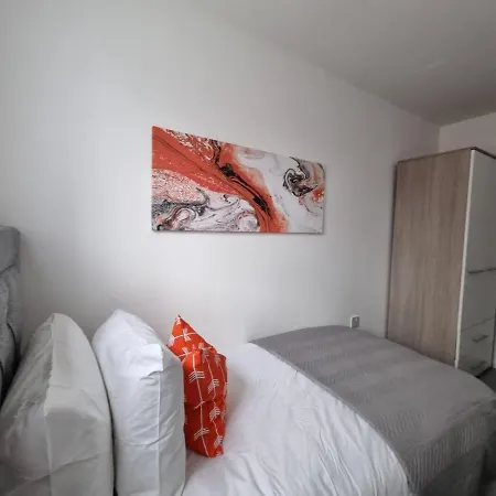 Beautiful 4 Bed Home, Sleeps 6, Driveway Parking, With Sky & Bt Sports