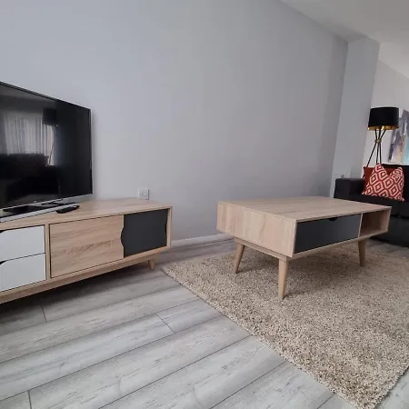 Beautiful 4 Bed Home, Sleeps 6, Driveway Parking, With Sky & Bt Sports Manchester