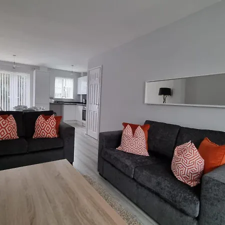 Beautiful 4 Bed Home, Sleeps 6, Driveway Parking, With Sky & Bt Sports Manchester