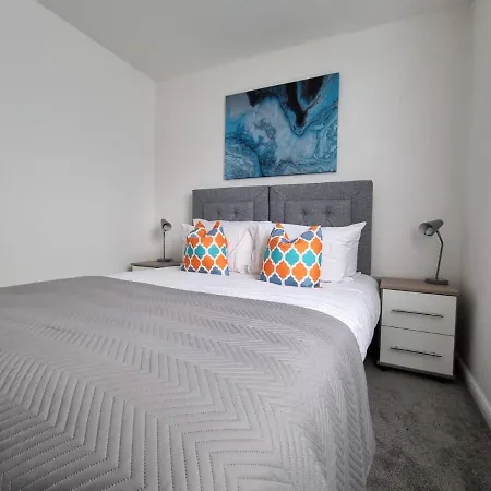 Beautiful 4 Bed Home, Sleeps 6, Driveway Parking, With Sky & Bt Sports