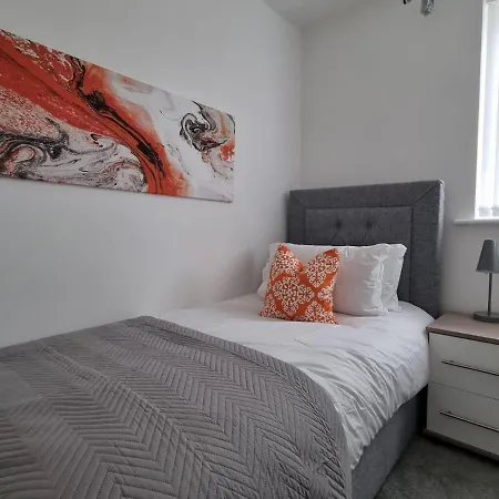 Beautiful 4 Bed Home, Sleeps 6, Driveway Parking, With Sky & Bt Sports