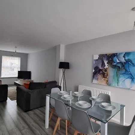 度假居 Beautiful 4 Bed Home, Sleeps 6, Driveway Parking