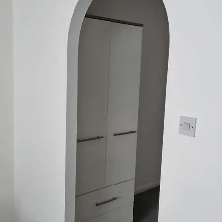 בית נופש Beautiful 4 Bed Home, Sleeps 6, Driveway Parking *