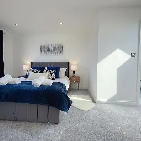 Luxury 7 Bedroom House In Didsbury, Holiday home *