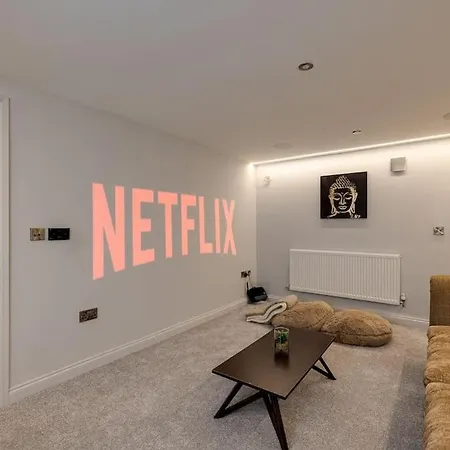 Luxury 7 Bedroom House In Didsbury,
