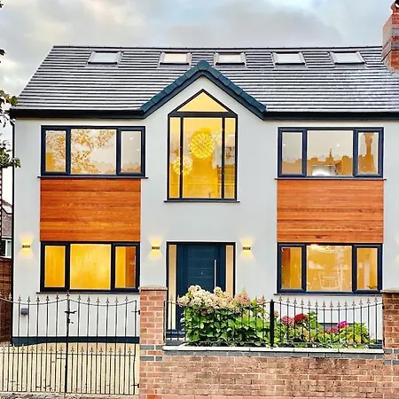 Luxury 7 Bedroom House In Didsbury, Manchester
