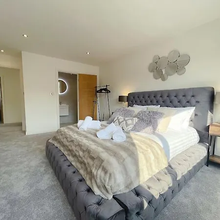Luxury 7 Bedroom House In Didsbury, *