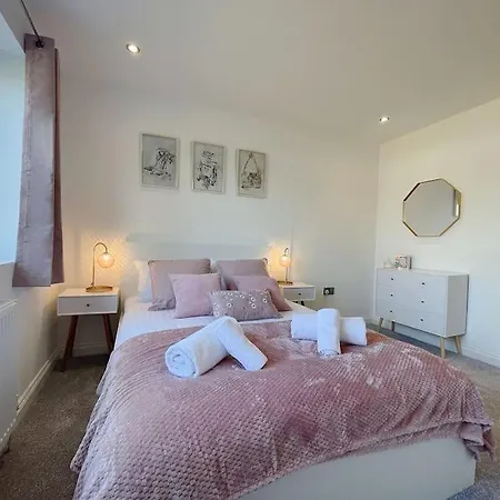 Luxury 7 Bedroom House In Didsbury, *