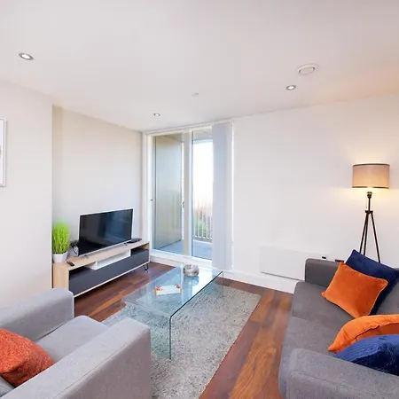 Modern 2 Bed & 2 Bath City Centre Apartment