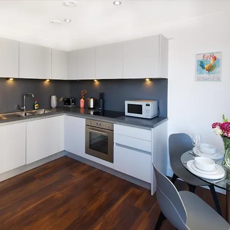 Modern 2 Bed & 2 Bath City Centre *