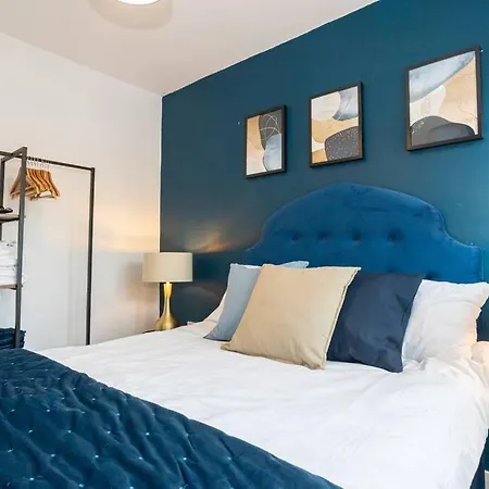 Spacious 3 Bedroom Townhouse To Rent In 아파트 맨체스터
