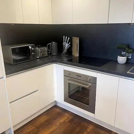 Lovely 2-bedroom With Balcony