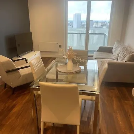 Lovely 2-bedroom With Balcony