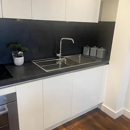Lovely 2-bedroom With Balcony Manchester