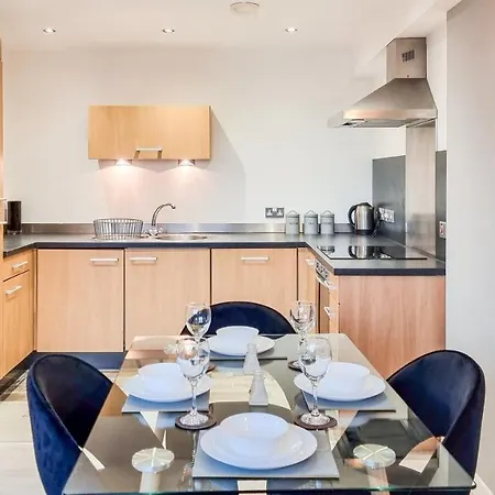 Bright Apt With Balcony & Secure Parking * Manchester
