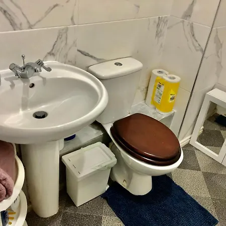 アパート Lovely 2 Bedroom Flat Near And Train Station マンチェスター