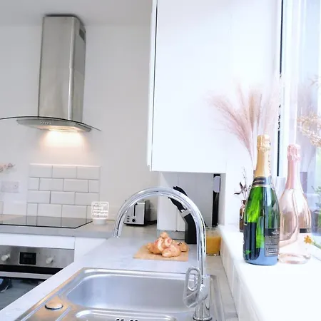 Nyaraló Bee - Caldecott House Manchester