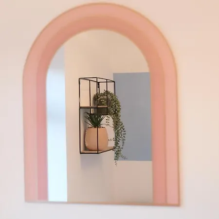 Nyaraló Bee - Caldecott House Manchester