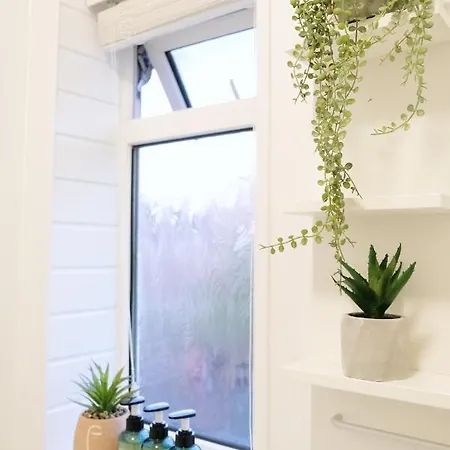 Nyaraló Bee - Caldecott House Manchester