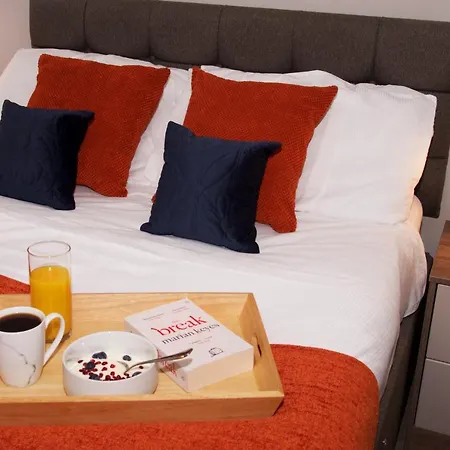 Modern 2 Bed & 2 Bath City Centre Apartment *