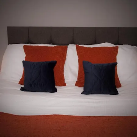 Modern 2 Bed & 2 Bath City Centre Apartment *