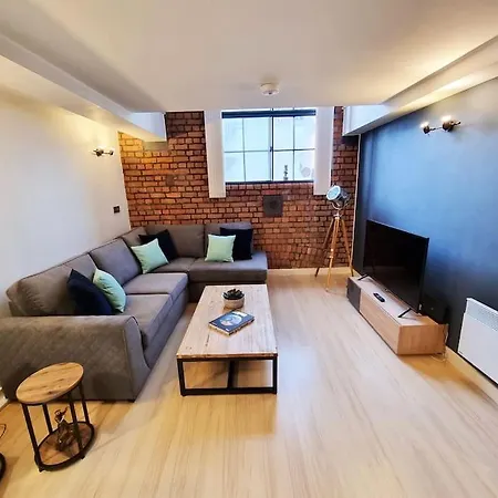 Luxury 1 Bedroom Next To Ao Arena & Victoria Train Apartment