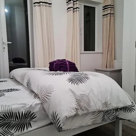 Impeccable 4-bed House Near Centre * Manchester