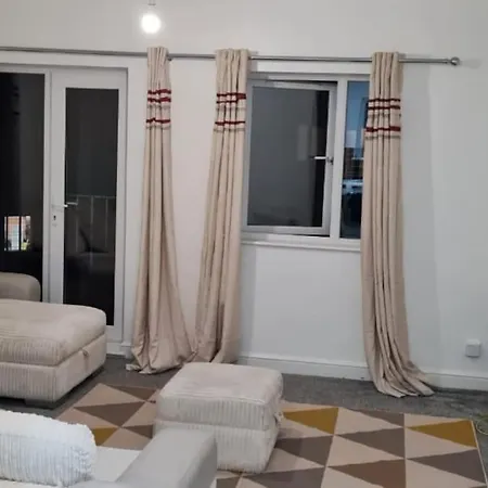 Impeccable 4-bed House Near Centre Holiday home *