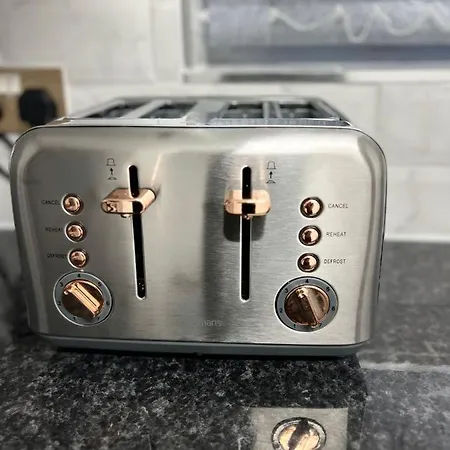 Beautiful And Homely 3 Bed House With Free Parking So Close To Man And Centre