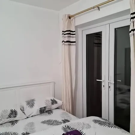 Impeccable 4-bed House Near Centre Manchester