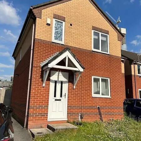 Dom wakacyjny 3 Bedroom House With Parking
