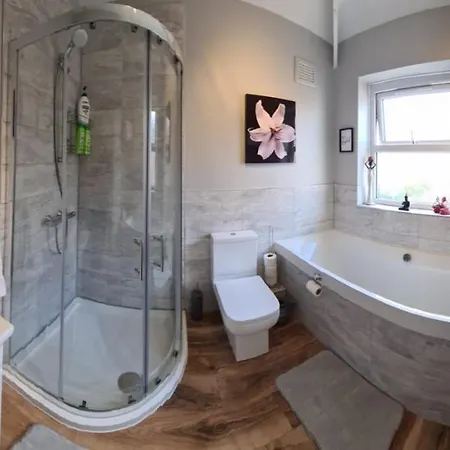 Stunning Home. Free Parking. Holiday home Manchester