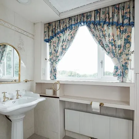 Beautiful 'mayfield' With Private Pool! Nyaraló *