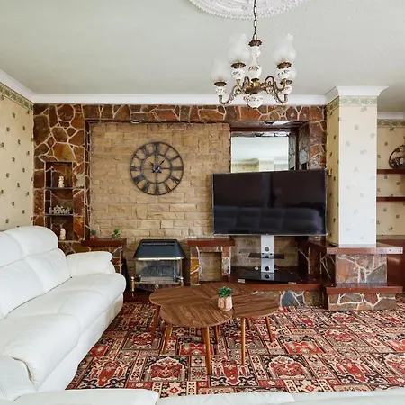 Beautiful 'mayfield' With Private Pool! *