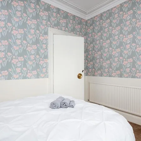 Beautiful 'mayfield' With Private Pool! Nyaraló *