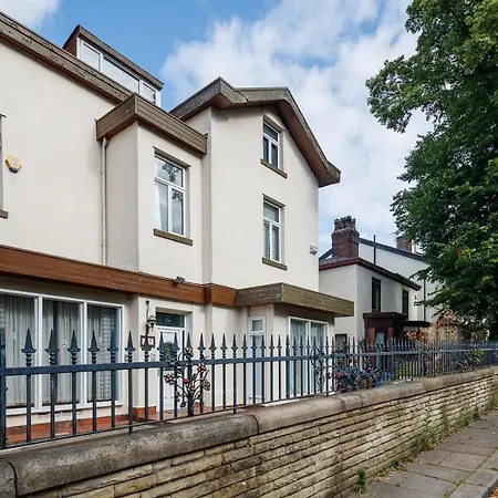 Beautiful 'mayfield' With Private Pool! *