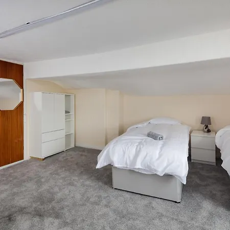 Beautiful 'mayfield' With Private Pool! بيت للعطل