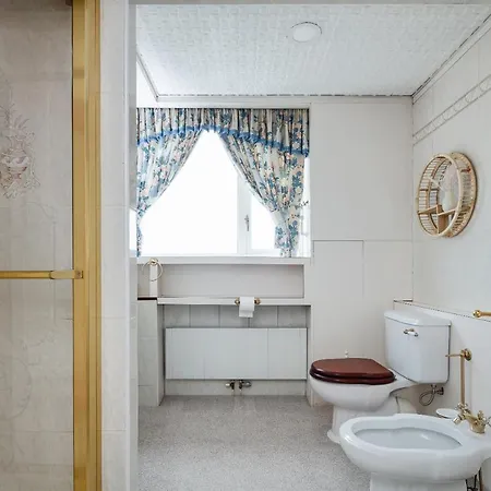 Feriehus Beautiful 'mayfield' With Private Pool!