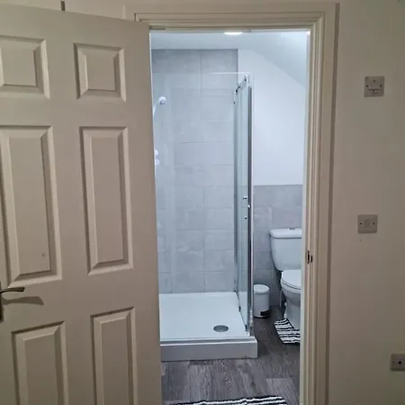 Impeccable 4-bed House Near Centre *