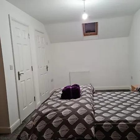 Impeccable 4-bed House Near Centre Holiday home *