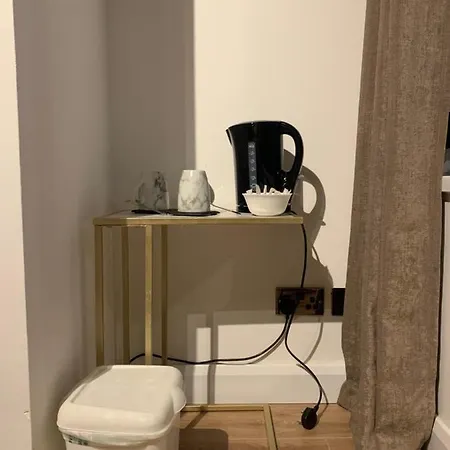 King Bedroom In A 2 Bed With Shared Bathroom * Manchester