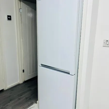 Beautiful And Homely 3 Bed House With Free Parking So Close To Man And Centre