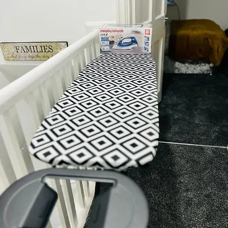 Beautiful And Homely 3 Bed House With Free Parking So Close To Man And Centre Apartment *