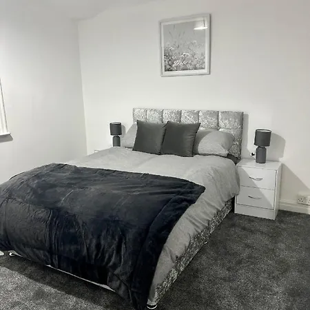 Beautiful And Homely 3 Bed House With Free Parking So Close To Man And Centre *