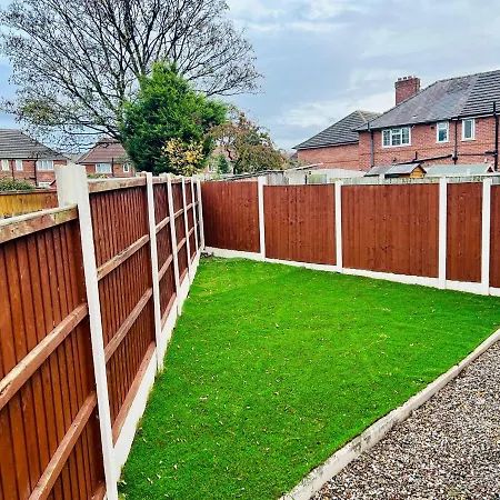 Beautiful And Homely 3 Bed House With Free Parking So Close To Man And Centre Apartment