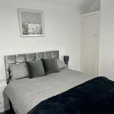 Beautiful And Homely 3 Bed House With Free Parking So Close To Man And Centre